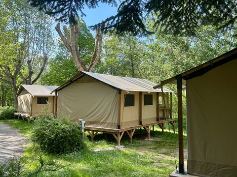 Tente en toile et en bois 5 personnes - Lodge Kenya Evasion Confort 34m² - 2 chambres 2/5 personnes (avec sanitaires) + Terrasse 5 pers.