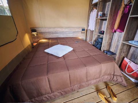 Tente en toile et en bois 5 personnes - Lodge Kenya Evasion Confort 34m² - 2 chambres 2/5 personnes (avec sanitaires) + Terrasse 5 pers.