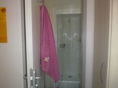 MOBILHOME 4 personnes - 24m² Standard (2ch - 4pers.) + Paillotte extérieure