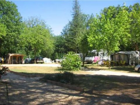 Emplacement - Forfait GRAND STANDARD : 1 tente, caravane ou camping car / 1 voiture / électricité 10A /