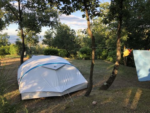 Emplacement - Emplacement Plus 60-75m² : voiture + tente/caravane ou camping-car + électricité 1 pers.