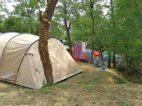 Emplacement - Emplacement Plus 60-75m² : voiture + tente/caravane ou camping-car + électricité 1 pers.