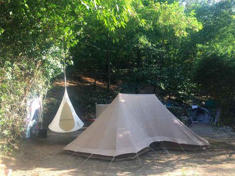 Emplacement - Emplacement Plus 60-75m² : voiture + tente/caravane ou camping-car + électricité 1 pers.
