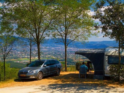 Emplacement - Maxi Emplacement 80-100m² : voiture + tente/caravane ou camping-car + électricité 1 pers.