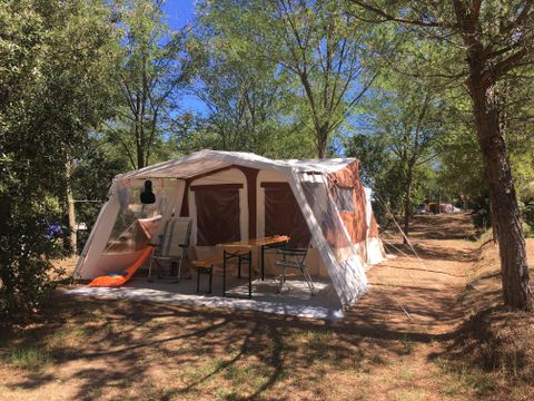 Emplacement - Maxi Emplacement 80-100m² : voiture + tente/caravane ou camping-car + électricité 1 pers.