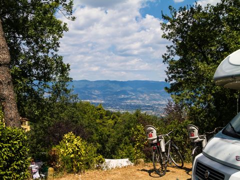 Emplacement - Maxi Emplacement 80-100m² : voiture + tente/caravane ou camping-car + électricité 1 pers.