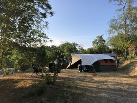 Emplacement - Exclusive Emplacement 136-180m² : voiture + tente/caravane ou camping-car + électricité 1 pers.