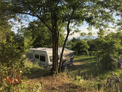 Emplacement - Exclusive Emplacement 136-180m² : voiture + tente/caravane ou camping-car + électricité 1 pers.