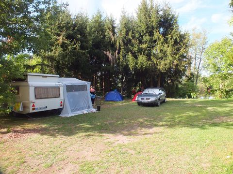 Emplacement - Forfait Confort : 1 voiture + tente/caravane ou 1 camping-car + electricité 6A + 2 personnes