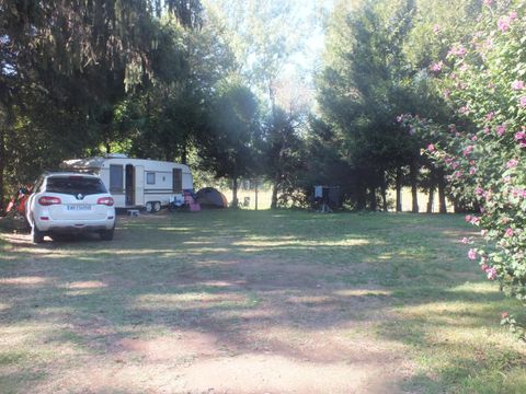 Emplacement - Forfait Nature avec 1 voiture + tente/caravane ou 1 camping-car + 2 personnes