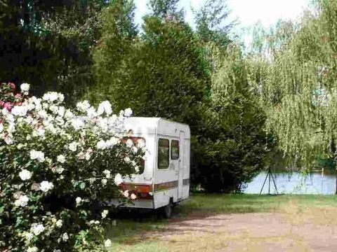Emplacement - Forfait Nature avec 1 voiture + tente/caravane ou 1 camping-car + 2 personnes