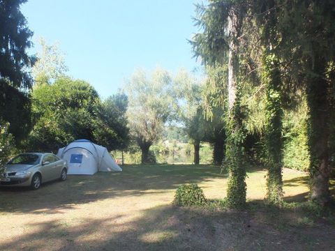 Emplacement - Forfait Nature avec 1 voiture + tente/caravane ou 1 camping-car + 2 personnes