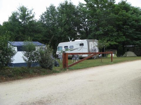 Emplacement - Forfait Confort (1 tente, caravane ou camping-car / 1 voiture / électricité 10A)