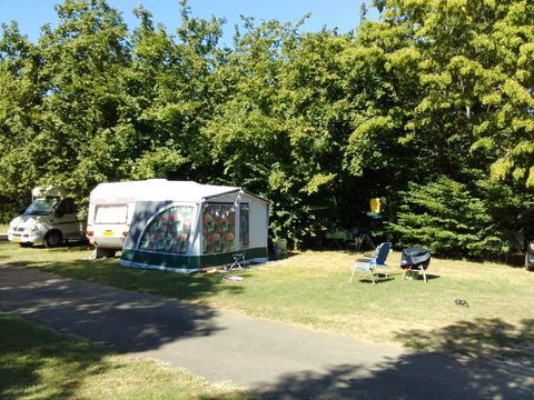 Emplacement - Forfait Confort (1 tente, caravane ou camping-car / 1 voiture / électricité 10A)