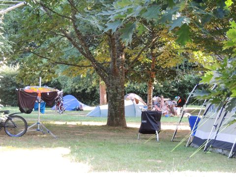 Emplacement - Forfait Confort (1 tente, caravane ou camping-car / 1 voiture / électricité 10A)
