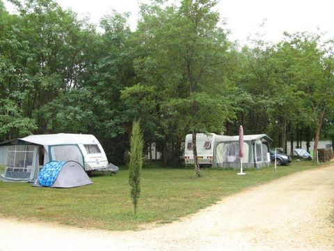 Emplacement - Forfait Confort (1 tente, caravane ou camping-car / 1 voiture / électricité 10A)
