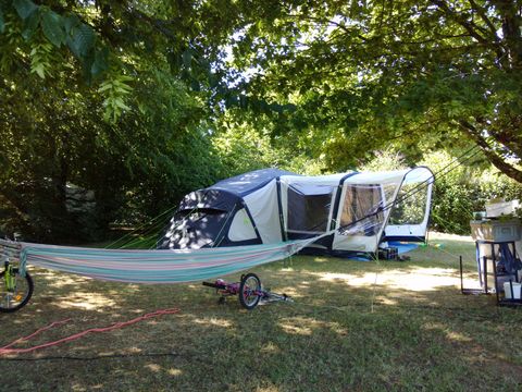 Emplacement - Forfait Confort (1 tente, caravane ou camping-car / 1 voiture / électricité 10A)