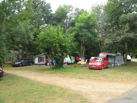 Emplacement - Forfait Confort (1 tente, caravane ou camping-car / 1 voiture / électricité 10A)