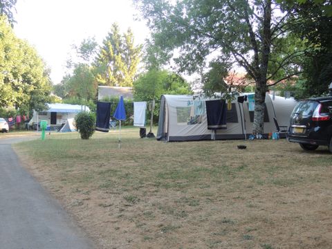 Emplacement - Forfait Confort (1 tente, caravane ou camping-car / 1 voiture / électricité 10A)