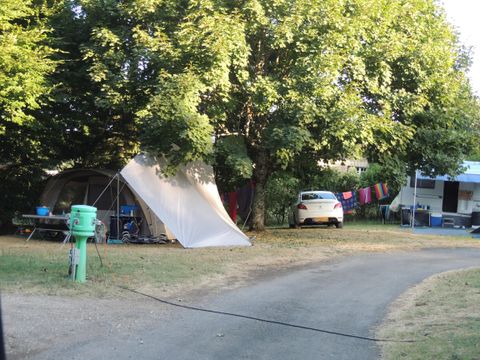 Emplacement - Forfait Privilège (1 tente, caravane ou camping-car / 1 voiture / électricité 10A) vue sur nature