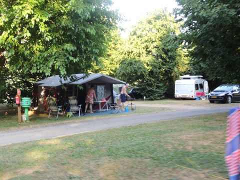Emplacement - Forfait Grand confort (1 tente, caravane ou camping-car / 1 voiture)