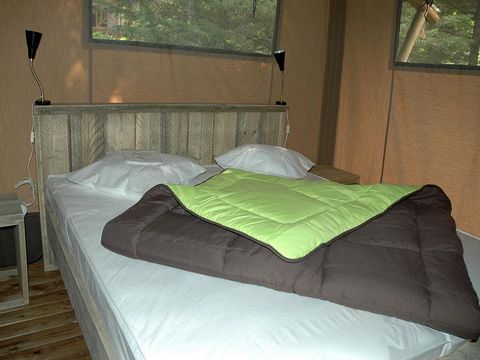 Tente en toile et en bois 6 personnes - Lodge WOODY 50m² avec terrasse couverte - 3 chambres (avec sanitaires)