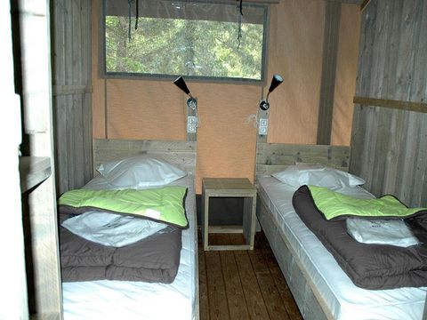 Tente en toile et en bois 6 personnes - Lodge WOODY 50m² avec terrasse couverte - 3 chambres (avec sanitaires)
