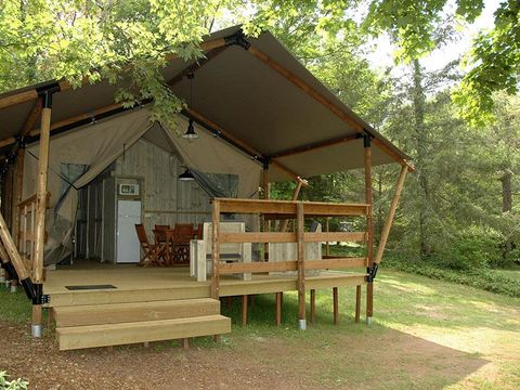 Tente en toile et en bois 6 personnes - Lodge WOODY 50m² avec terrasse couverte - 3 chambres (avec sanitaires)