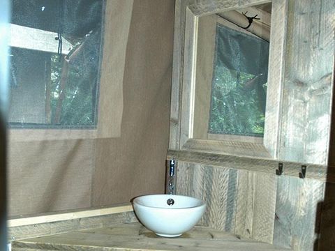 Tente en toile et en bois 6 personnes - Lodge WOODY 50m² avec terrasse couverte - 3 chambres (avec sanitaires)