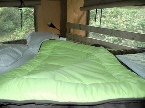 Tente en toile et en bois 6 personnes - Lodge WOODY 50m² avec terrasse couverte - 3 chambres (avec sanitaires)