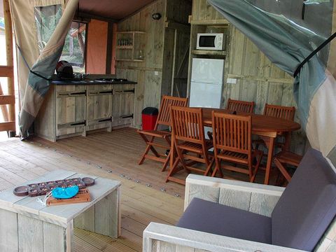 Tente en toile et en bois 6 personnes - Lodge WOODY 50m² avec terrasse couverte - 3 chambres (avec sanitaires)