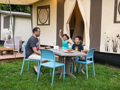 Tente en toile et en bois 4 personnes - 2 ch .4 pers. avec sanitaires privatifs