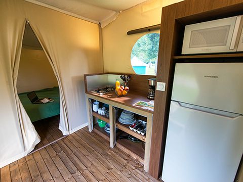 TENTE TOILE ET BOIS 4 personnes - 2 ch .4 pers. avec sanitaires privatifs