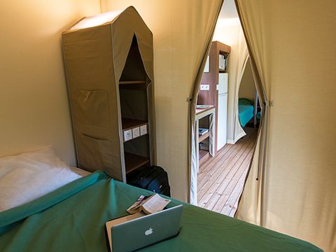 Tente en toile et en bois 4 personnes - 2 ch .4 pers. avec sanitaires privatifs