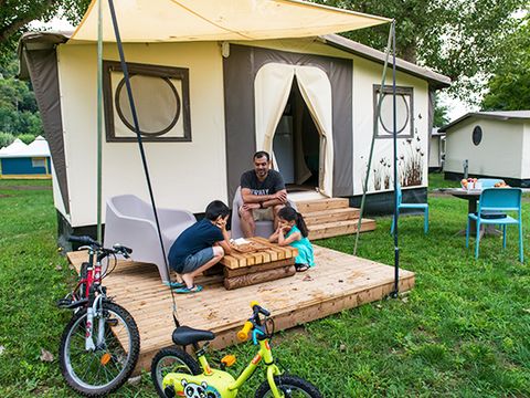 Tente en toile et en bois 4 personnes - 2 ch .4 pers. avec sanitaires privatifs