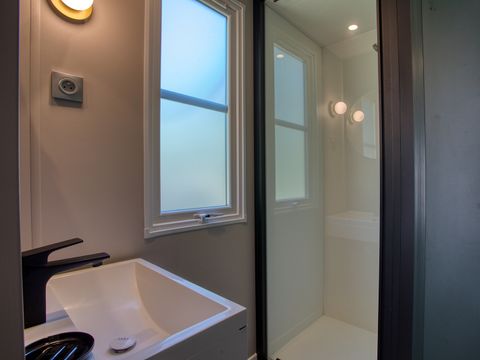 MOBILHOME 4 personnes - Mobil-Home Premium O'Hara 29-31m² (2ch-4pers) + Terrasse semi-couverte + Clim + LV + TV