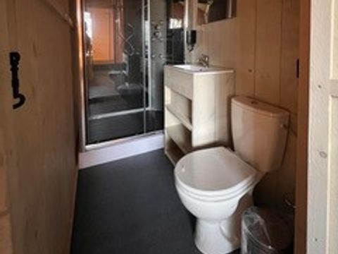 TENTE TOILE ET BOIS 4 personnes - NEW 2023 Lodge Safari : une tente esprit glamping avec sanitaire et grande terrasse