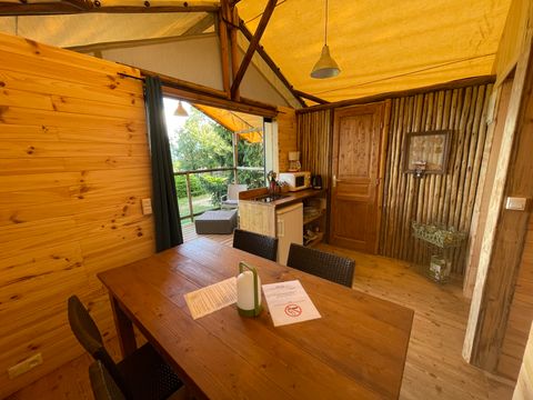 Tente en toile et en bois 4 personnes - Lodge équipée