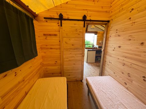 Tente en toile et en bois 4 personnes - Lodge équipée