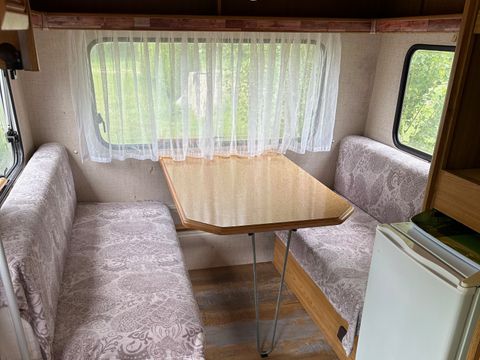 HÉBERGEMENT INSOLITE 1 personne - INSOLITE : Caravane Vintage + tonnelle 1/2 pers - personnes supplémentaires possible en supplément, contacter le camping