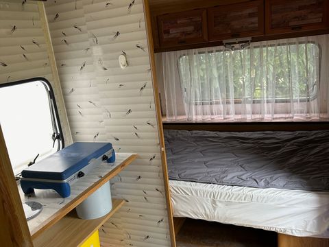 HÉBERGEMENT INSOLITE 1 personne - INSOLITE : Caravane Vintage + tonnelle 1/2 pers - personnes supplémentaires possible en supplément, contacter le camping