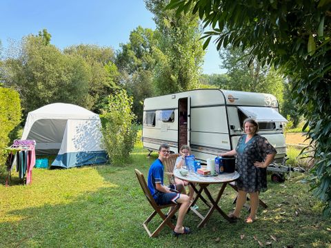HÉBERGEMENT INSOLITE 1 personne - INSOLITE : Caravane Vintage + tonnelle 1/2 pers - personnes supplémentaires possible en supplément, contacter le camping