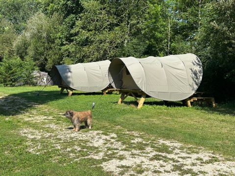 TENTE 2 personnes - INSOLITE : Tente sur pilotis + table et 2 bancs intégrés + réfrigérateur top -