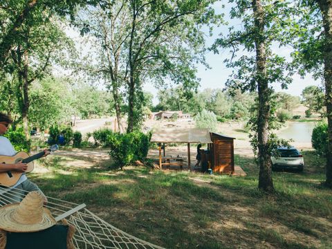Emplacement - EMPLACEMENT VIP FACE A L 'ETANG AVEC SALLE DE BAIN ET CUISINE PRIVATIVE 2 pers