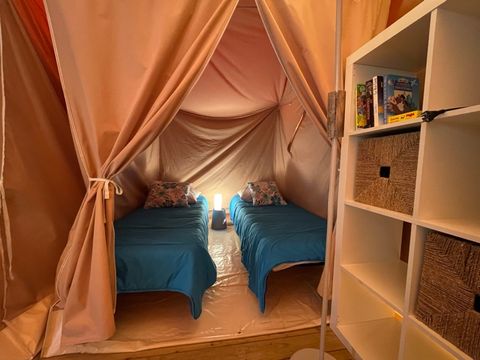 Tente en toile et en bois 4 personnes - LODGE VIVARAIS bord de rivière (sans sanitaires)