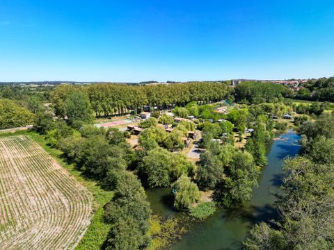 Emplacement - PRIVILÈGE Bord de rivière + électricité 16A + eau + frigo + table