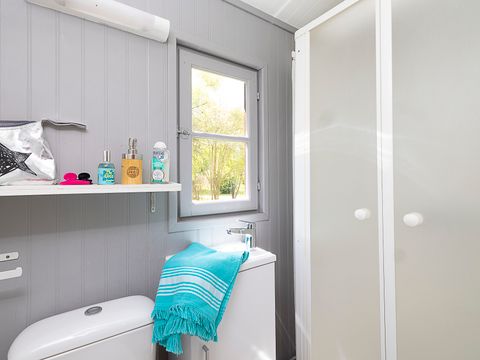 HÉBERGEMENT INSOLITE 4 personnes - Chalet sur pilotis - 2 chambres - Bord de rivière