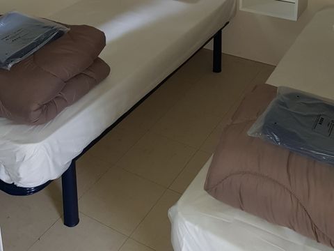 HÉBERGEMENT INSOLITE 4 personnes - Hutte Insolite Nature 20 m² (2 chambres) - avec sanitaires
