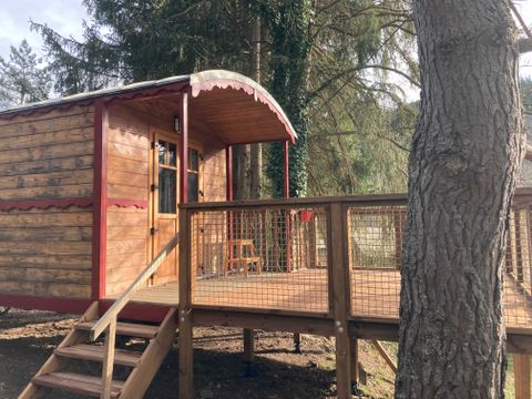 Hébergement 4 personnes - La Roulotte - Insolite 5* avec sa cabane 2/4 pers