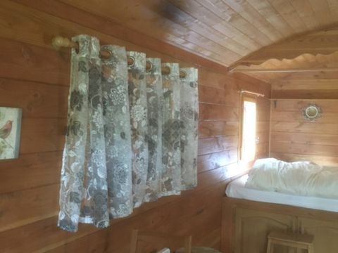 Hébergement 4 personnes - La Roulotte - Insolite 5* avec sa cabane 2/4 pers